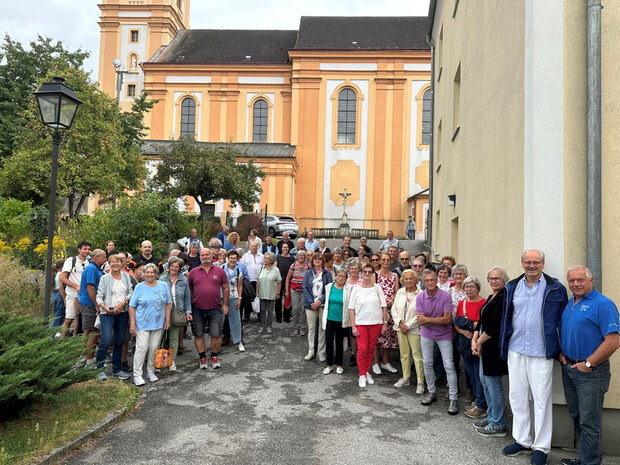 Führung durch die Nordsiedlung, Teilnehmende Personen, vor der Stadtpfarrkirche Waidhofen / Thaya